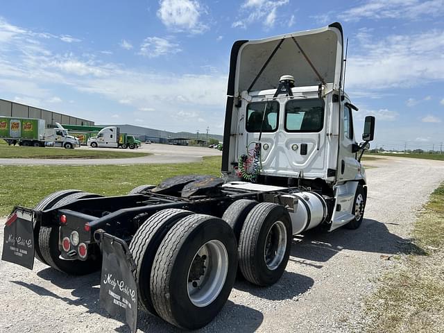 Image of Freightliner Cascadia equipment image 2