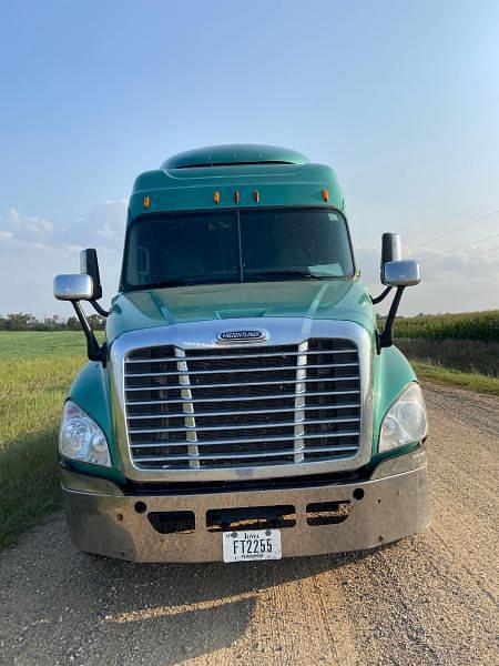 Image of Freightliner Cascadia equipment image 1