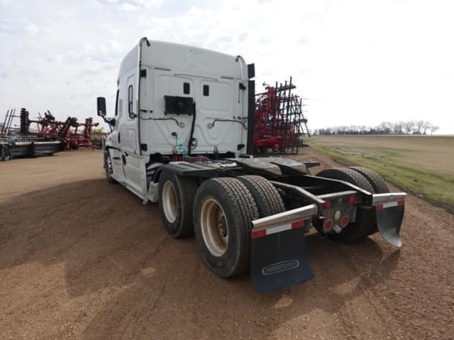 Image of Freightliner Cascadia equipment image 3