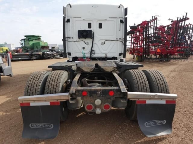 Image of Freightliner Cascadia equipment image 4