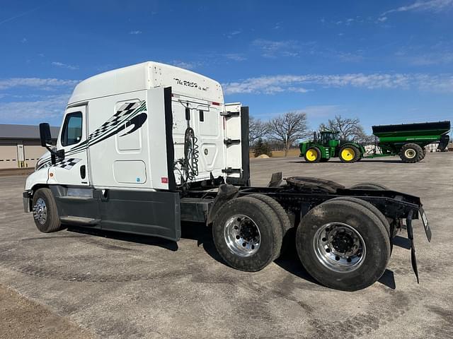 Image of Freightliner Cascadia equipment image 3