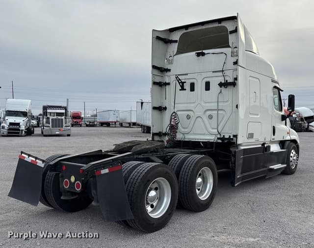 Image of Freightliner Cascadia equipment image 4