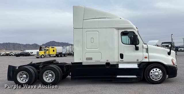 Image of Freightliner Cascadia equipment image 3