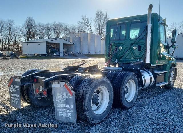 Image of Freightliner Cascadia equipment image 4