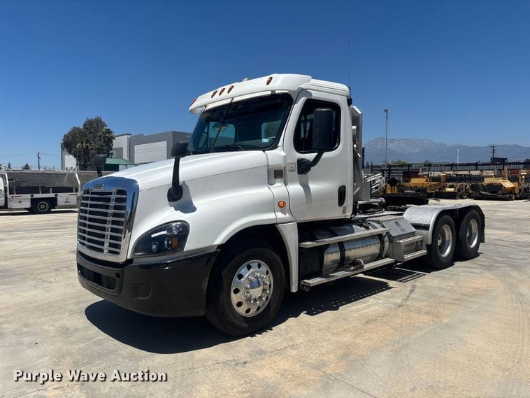 2015 Freightliner Cascadia Equipment Image0