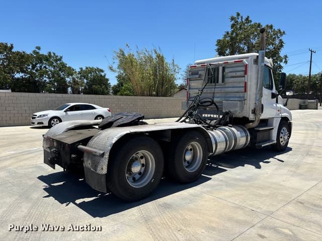 Image of Freightliner Cascadia equipment image 4