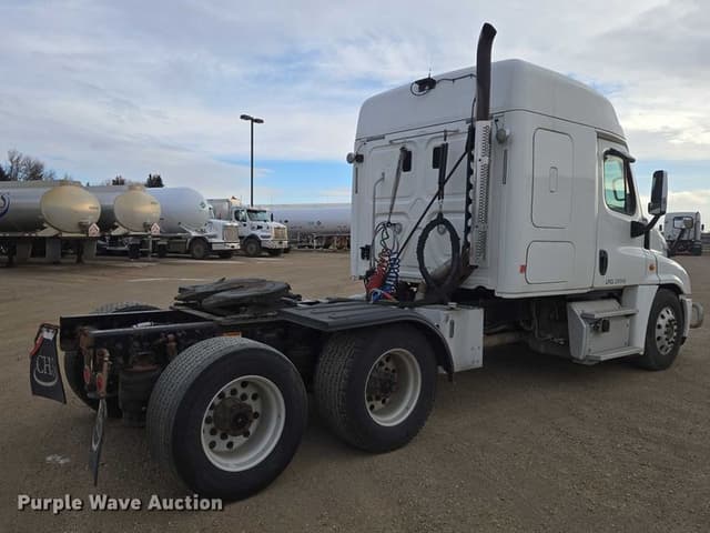 Image of Freightliner Cascadia equipment image 4