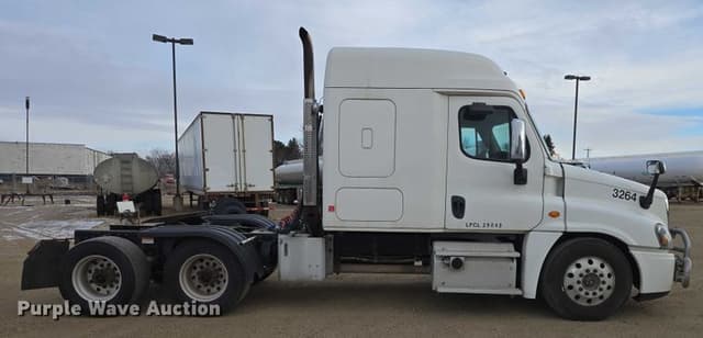 Image of Freightliner Cascadia equipment image 3