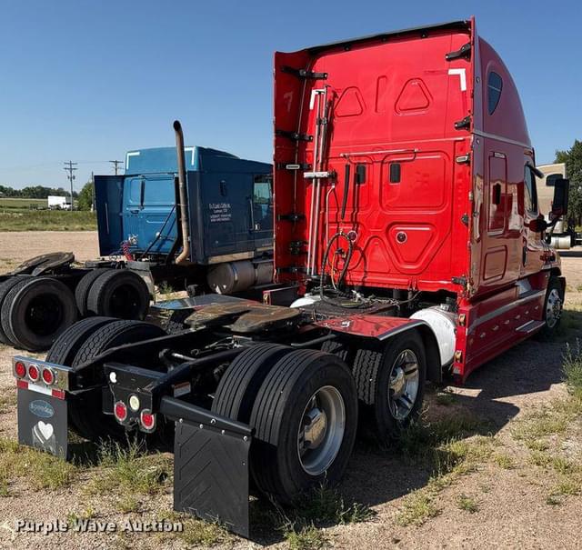 Image of Freightliner Cascadia equipment image 3