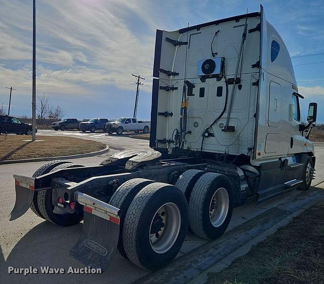 Image of Freightliner Cascadia equipment image 4