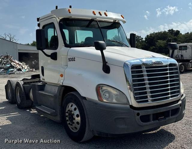 Image of Freightliner Cascadia equipment image 2