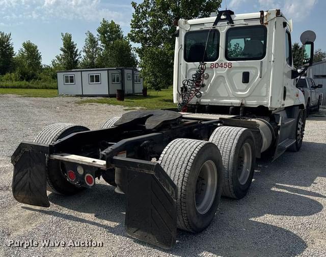 Image of Freightliner Cascadia equipment image 4