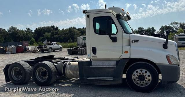 Image of Freightliner Cascadia equipment image 3