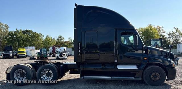 Image of Freightliner Cascadia equipment image 3