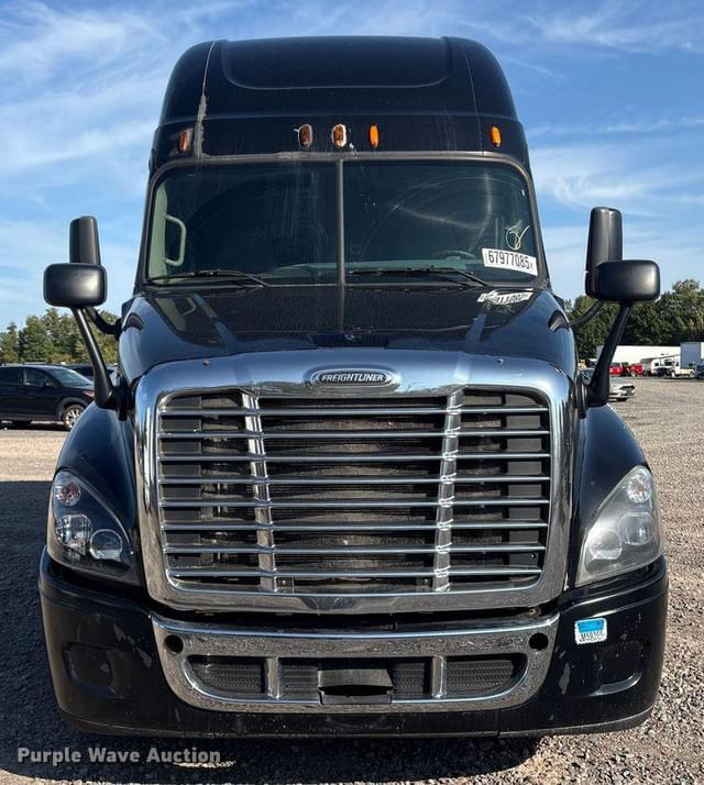 Image of Freightliner Cascadia equipment image 1