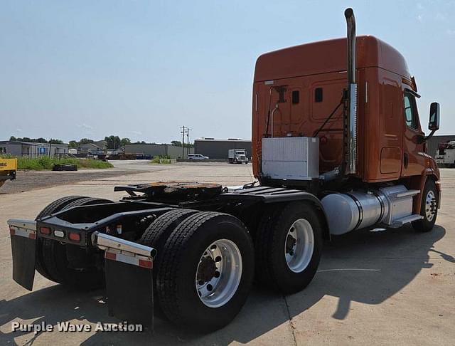 Image of Freightliner Cascadia equipment image 4