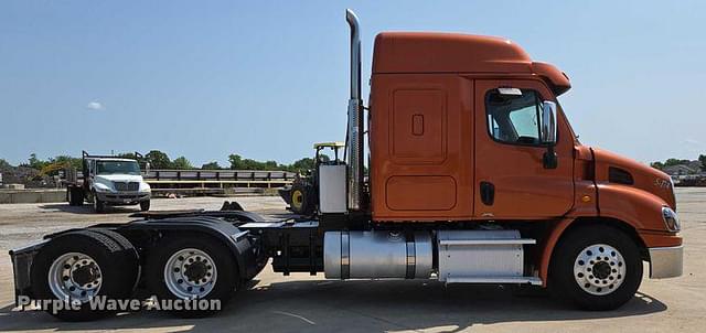 Image of Freightliner Cascadia equipment image 3