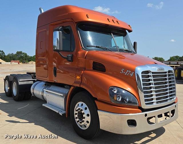 Image of Freightliner Cascadia equipment image 2