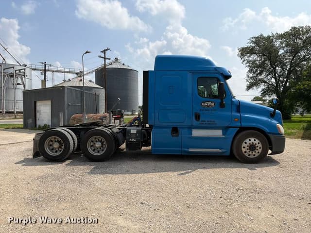 Image of Freightliner Cascadia equipment image 3