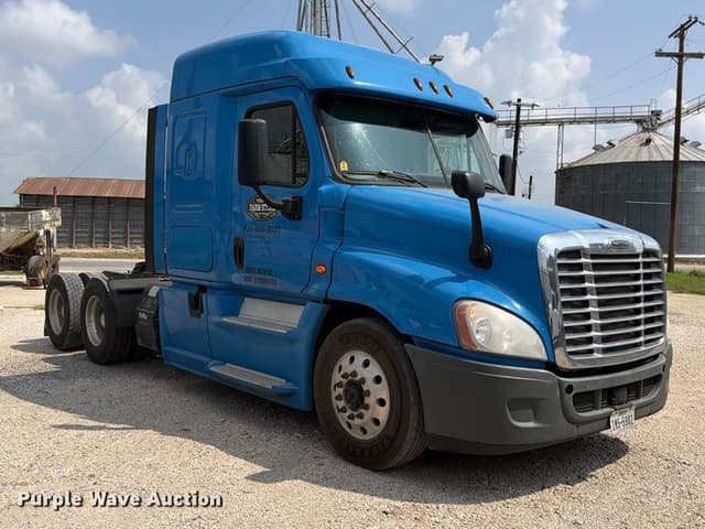 Image of Freightliner Cascadia equipment image 2