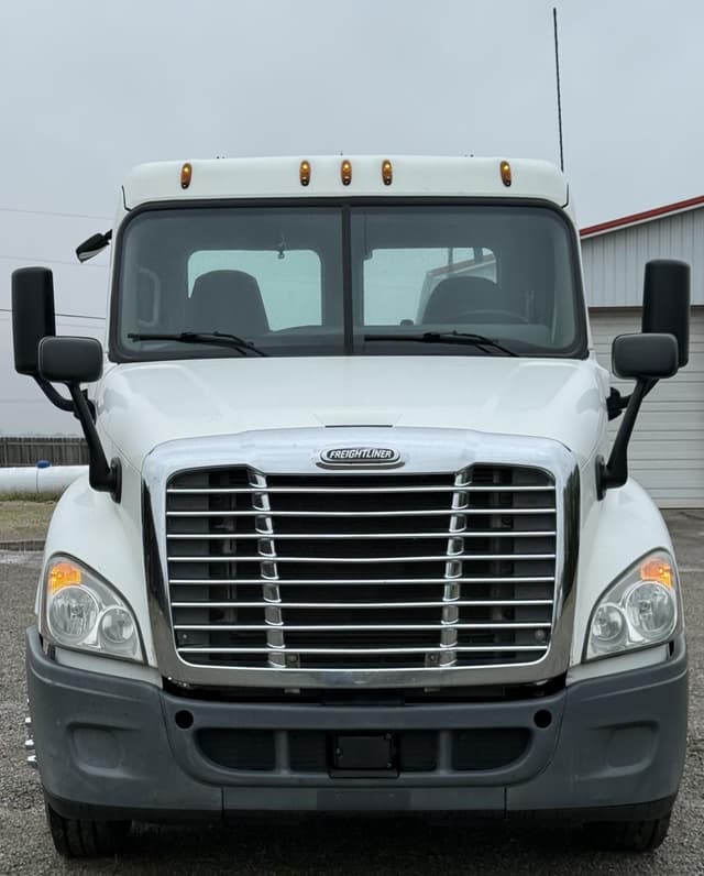 Image of Freightliner Cascadia equipment image 4