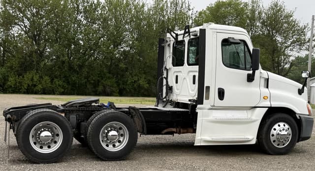 Image of Freightliner Cascadia equipment image 3