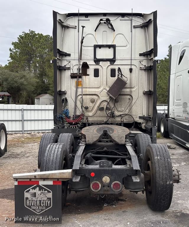 Image of Freightliner Cascadia equipment image 4