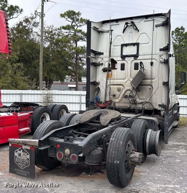 Image of Freightliner Cascadia equipment image 3