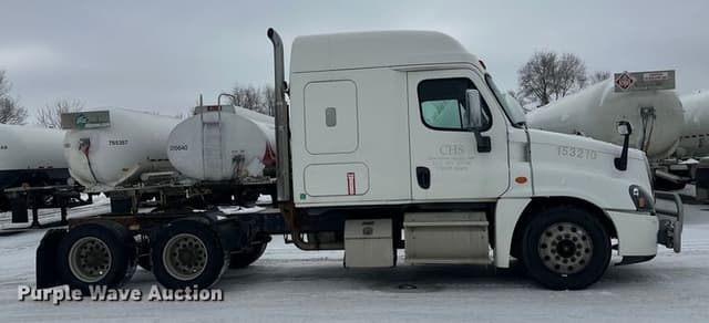 Image of Freightliner Cascadia equipment image 3