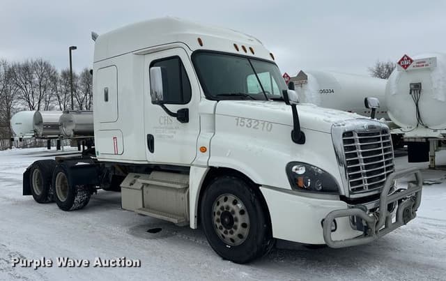 Image of Freightliner Cascadia equipment image 2