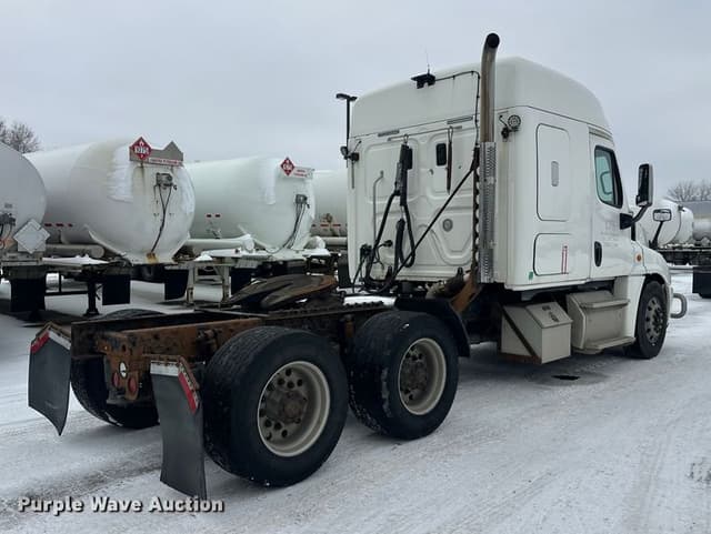 Image of Freightliner Cascadia equipment image 4