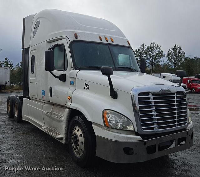 Image of Freightliner Cascadia equipment image 2