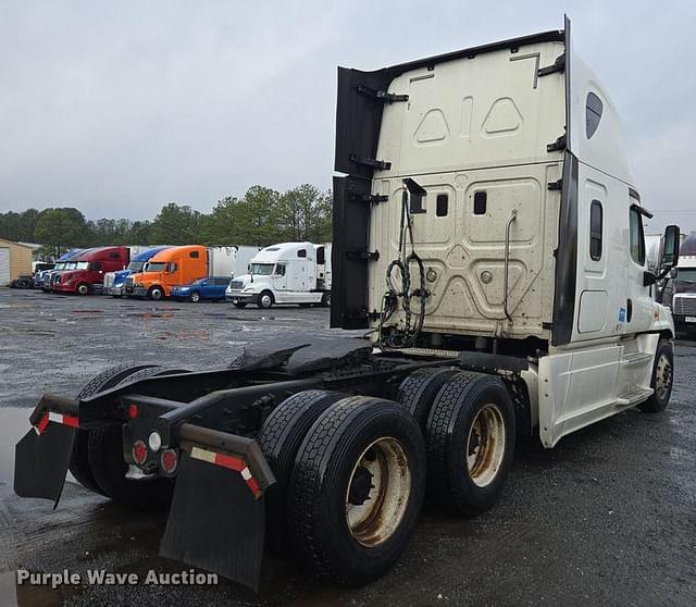 Image of Freightliner Cascadia equipment image 4