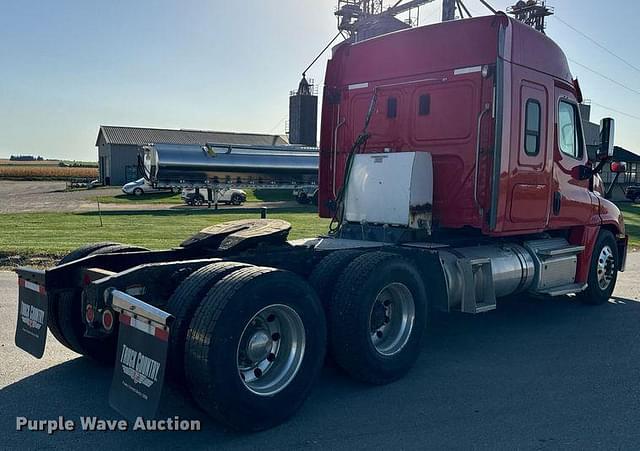 Image of Freightliner Cascadia equipment image 4