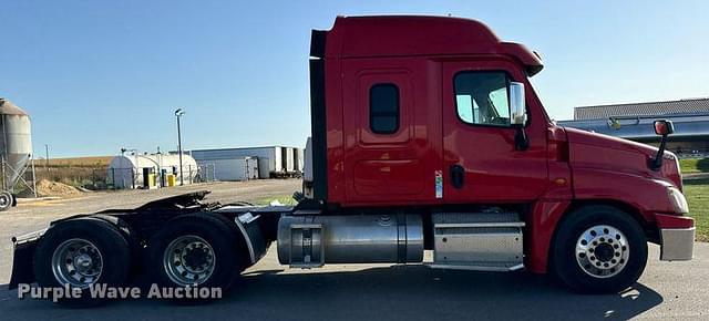 Image of Freightliner Cascadia equipment image 3