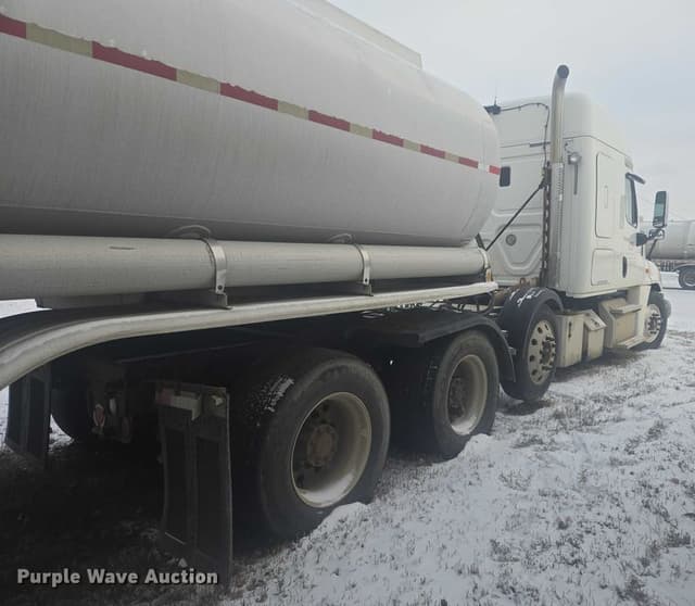 Image of Freightliner Cascadia equipment image 4