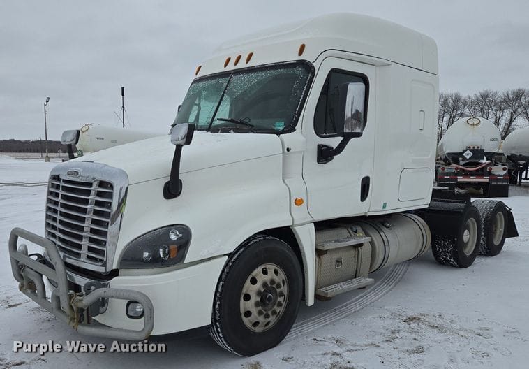 2015 Freightliner Cascadia Equipment Image0