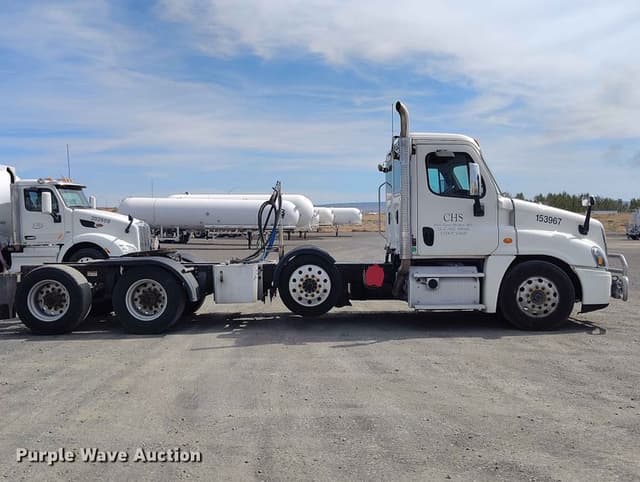 Image of Freightliner Cascadia equipment image 3