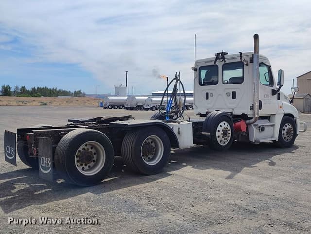 Image of Freightliner Cascadia equipment image 4