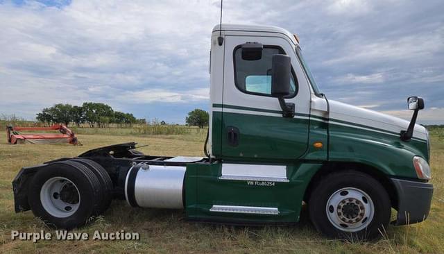 Image of Freightliner Cascadia equipment image 3