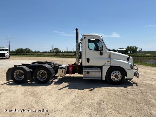Image of Freightliner Cascadia equipment image 3