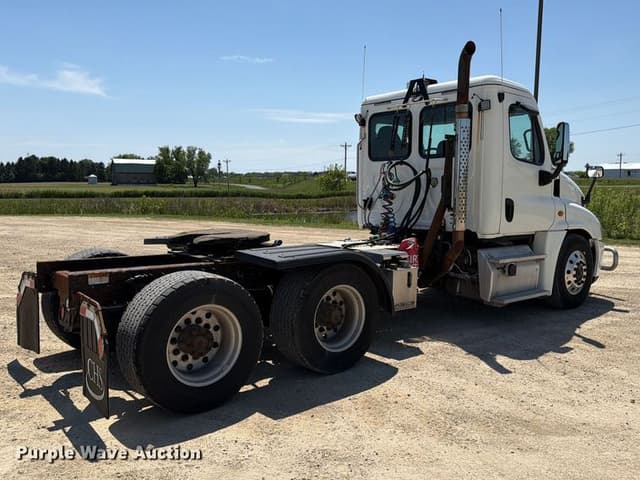 Image of Freightliner Cascadia equipment image 4