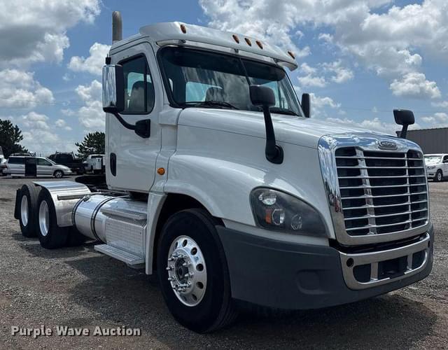 Image of Freightliner Cascadia equipment image 2