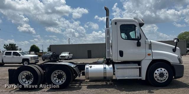 Image of Freightliner Cascadia equipment image 3