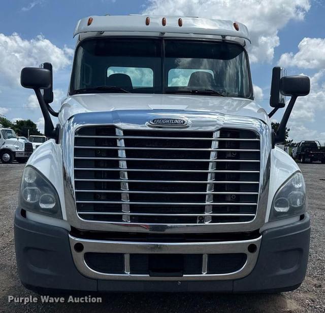 Image of Freightliner Cascadia equipment image 1