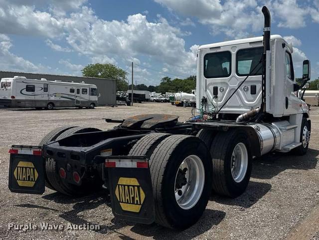 Image of Freightliner Cascadia equipment image 4