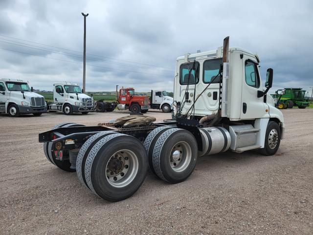 Image of Freightliner Cascadia equipment image 2