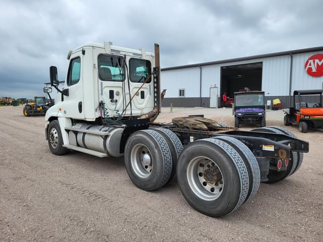 Image of Freightliner Cascadia equipment image 3