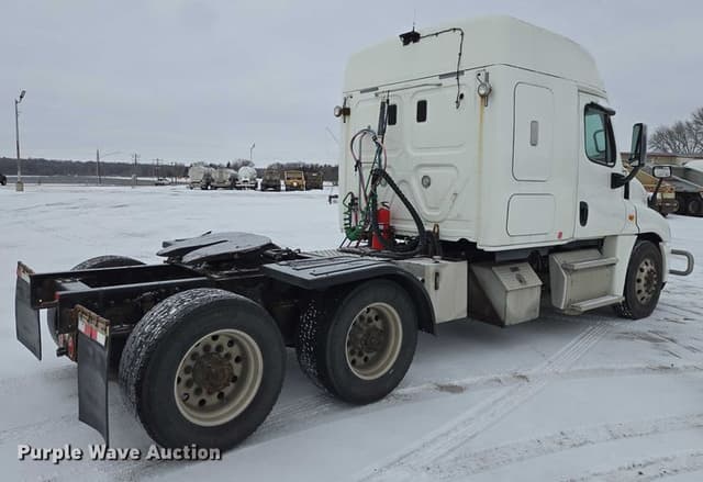 Image of Freightliner Cascadia equipment image 4