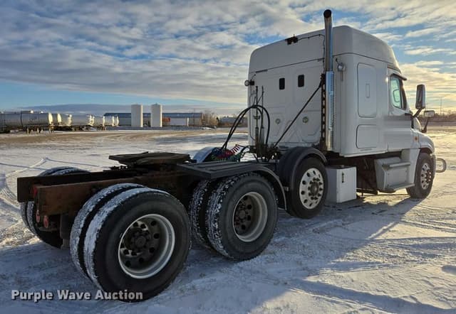 Image of Freightliner Cascadia equipment image 4
